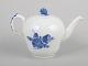 Royal Copenhagen, Blue Flower Braided Large Teapot.Elegant large teapot in white porcelain ...