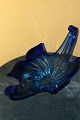 Glassware from 
Italy. Huge 
fruit bowl of 
blue glass. 
Length 43 cm. 
Intact, no 
chipping.