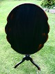 A 18th century 
black painted 
tilt top table 
H.78 cm. top 
68x92 cm.