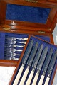 English 
breakfast 
cutlery, silver 
with handles of 
bone. The kit 
is in original 
box of oak. 
From ...
