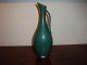 Grøn vase med lille hank af Gunnar Nylund. 
Højde 26 cm og svensk design. 
5000 m2 udstilling.