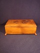 Jewel in 
Mahogany 
in with carved 
lion gives 
birth 
width: 15 cm 
Length: 23 
Height: 7.5 cm