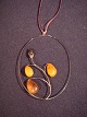 Silver neck 
pendant with 
amber