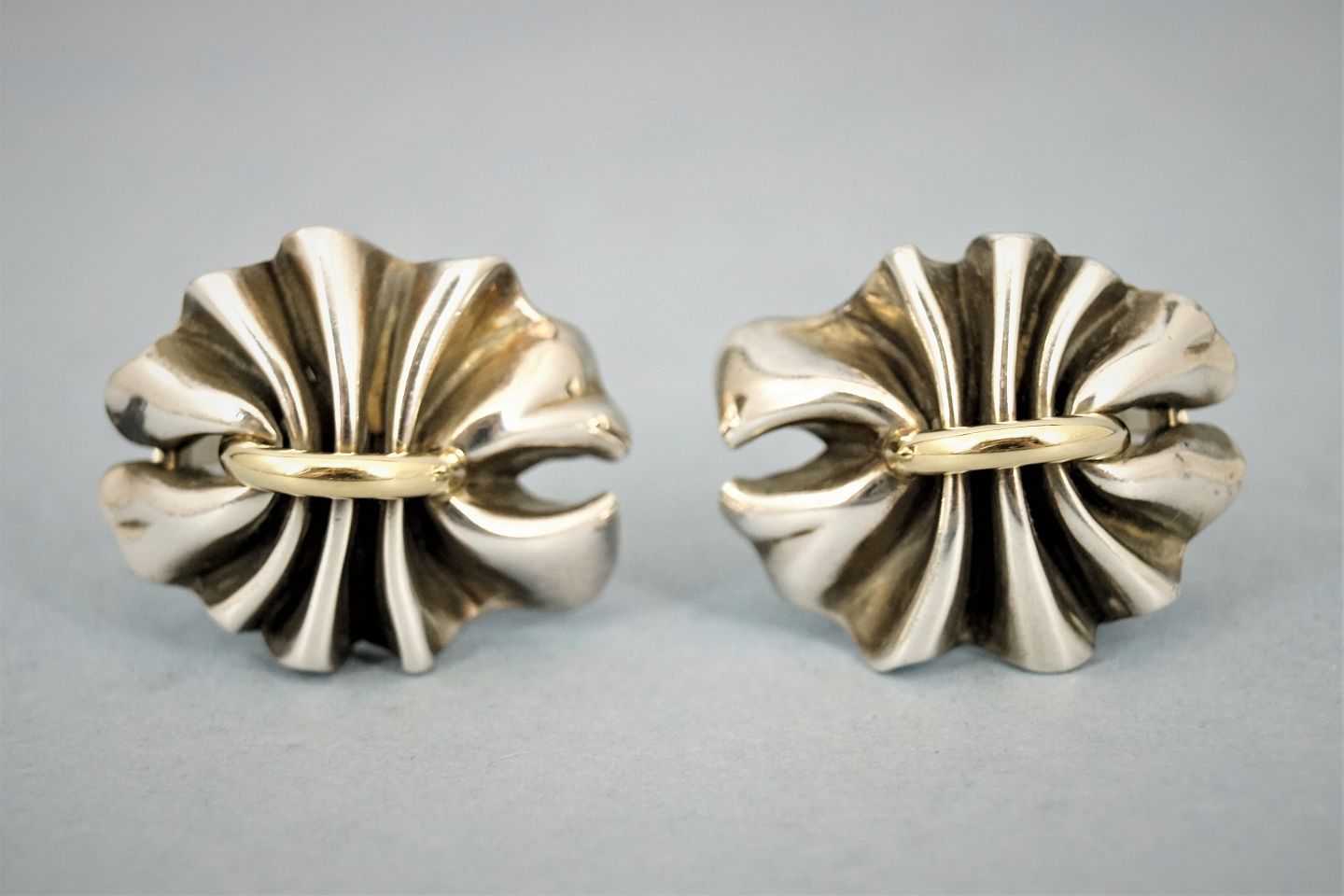 Sammenligning beskyttelse Oversigt Antik Damgaard-Lauritsen - Georg Jensen, Lene Munthe; A pair of ear clips  of sterling silver with 18k gold