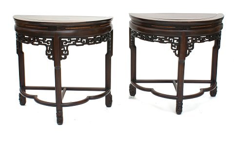 A pair of halv oval consoles. Manufactured in China, around 1900.