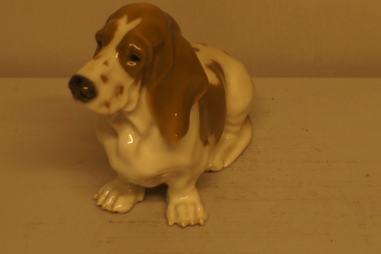 Royal Copenhagen bassethund # 4616. 
1. sortering, perfekt stand.