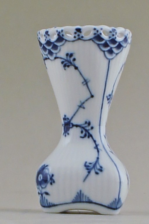 Here you are offered a Royal Copenhagen Blue Fluted full lace vase.
Number: 1/1162.