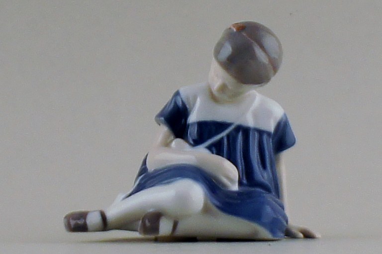 Bing & Grondahl figurine girl with bag and doll.
Decoration number 1526.
