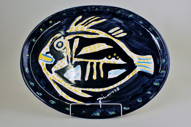 Stort Pablo Picasso fad i keramik dekoreret med en fisk.