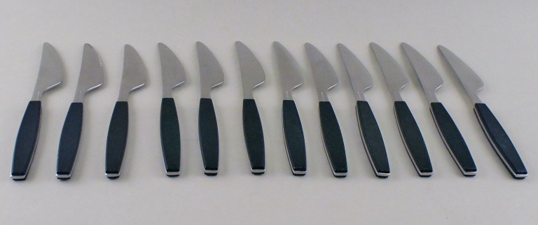 9 knives, Henning Koppel. Strata cutlery, stainless steel and black plastic.