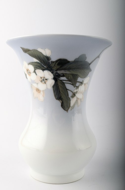 Royal Copenhagen Art Nouveau vase, dekoreret med blomster.