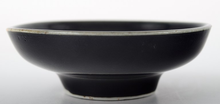 Unique Royal Copenhagen Gerd Bogelund, ceramic bowl in olive green and black 
glaze.