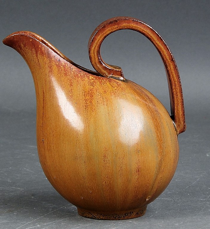 Arne Bang 1901-1983.
Jug with handle decorated with brown glaze.