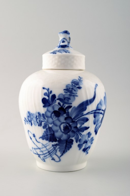 Royal Copenhagen Blue Flower, Tea caddy.
Decoration number 10/1684.