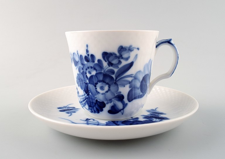 14 sæt Kgl. Blå blomst svejfet Kongelig porcelæn. Royal Copenhagen Blå blomst 
svejfet, Espresso kopper nr. 10/1546.