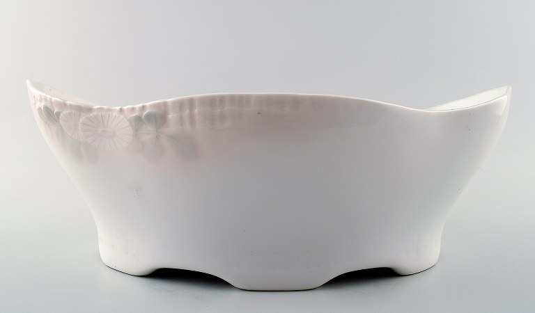 Royal Copenhagen, no. 72/10022, large bowl.
Dimensions 32.5 x 10 cm, pink.
Midsummer Night