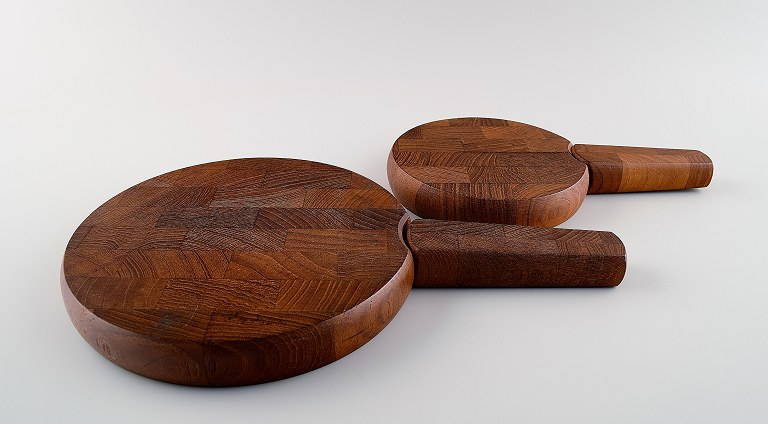 Jens Harald Quistgaard. 2 teak cutting boards with built-in knife.
