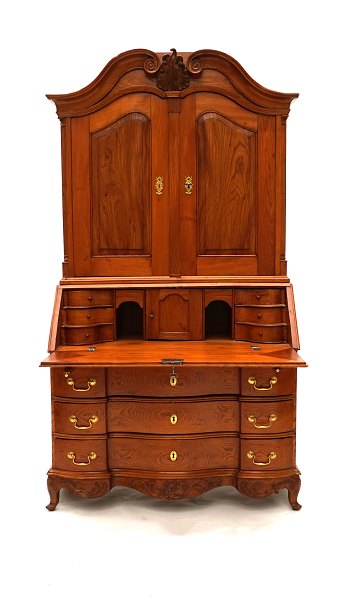 Bureau, elmtree. Manufactured around 1760 in northern Denmark.