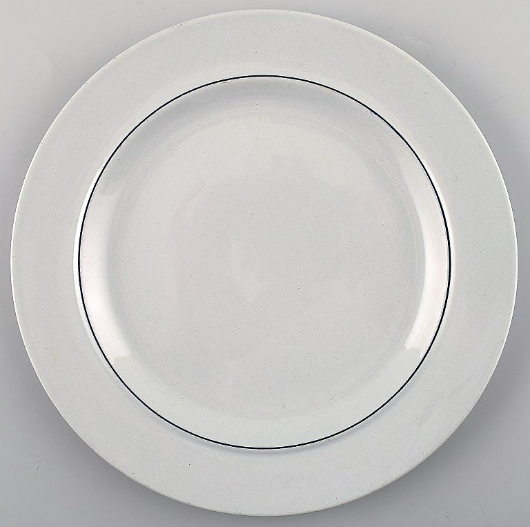 4 lunch plates, Aluminia blue line, earthenware. Blue line was designed by 
Grethe Meyer for Aluminia and later Royal Copenhagen.
Measures 21 cm.