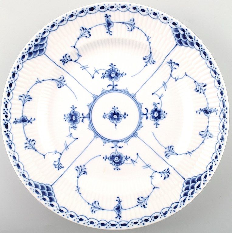 4 Royal Copenhagen plates blue fluted Half Lace.
