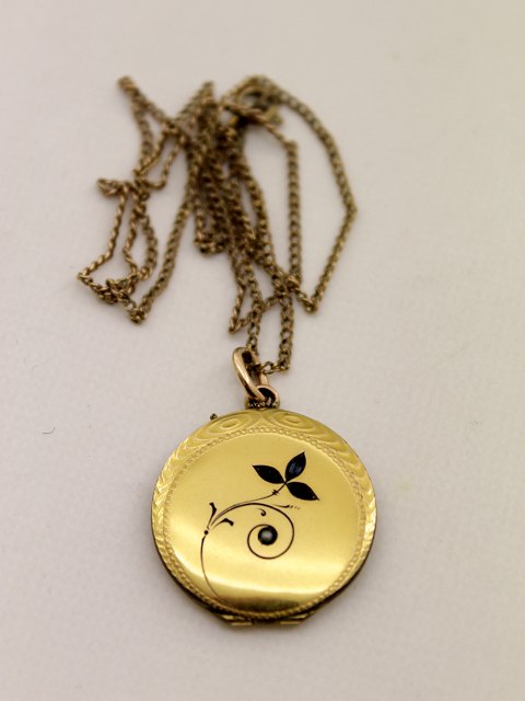 Necklace with medallion plated