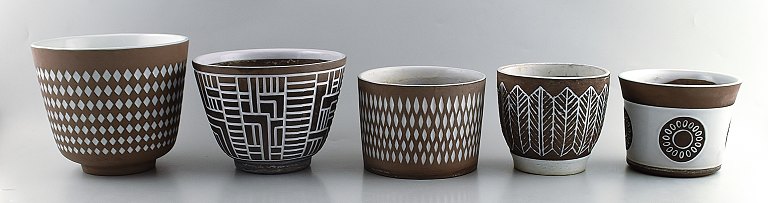 5 Upsala-Ekeby keramik urtepotteskjulere med forskellige mønstre. 
