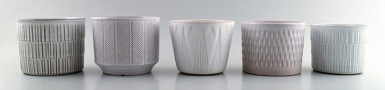 5 Upsala-Ekeby keramik urtepotteskjulere med forskellige mønstre. 

