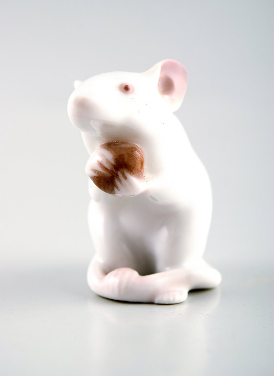 Sjælden Kgl. Royal Copenhagen hvid mus med nød af A. Pedersen (AN) 1901.