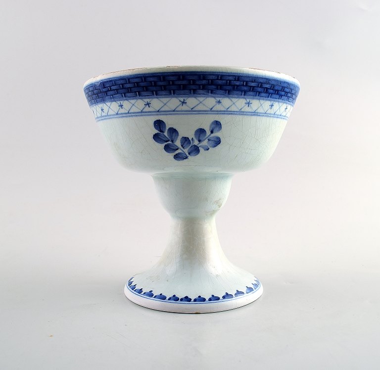 Tranquebar rare faience centerpiece.
Decoration number 11/1093.