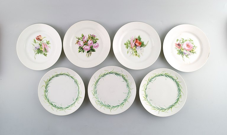 7 antikke B&G, Bing & Grøndahl tallerkener dekoreret med blomster.
Håndmalet.