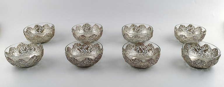 Sæt på 8 kinesiske skylleskåle af sølv, med indsatser af klart glas.
Gennembrudte i form af Fugleliv i bambusplanter.