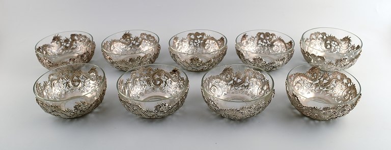 Sæt på 9 kinesiske skylleskåle af sølv, med indsatser af klart glas.
