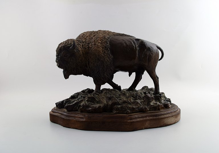 Kim Mccall, amerikansk kunstner. Stor bison i bronze på base af træ.
