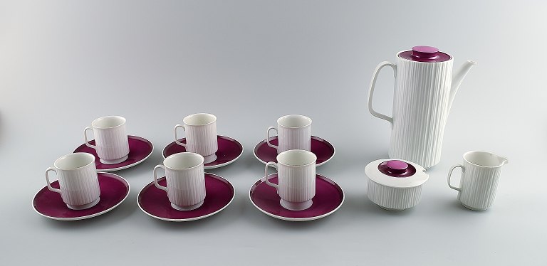 Tapio Wirkkala for Rosenthal, Studio-linie, Porcelaine noire, 6 personers 
mokka-service i violet/lilla og hvidt porcelæn, moderne design, riflet. Designet 
i 1962.