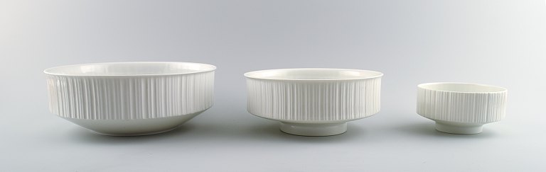 Tapio Wirkkala for Rosenthal Studio-line, Porcelaine noire, 3 bowls in white 
porcelain, modern design, fluted. Designed in 1962.