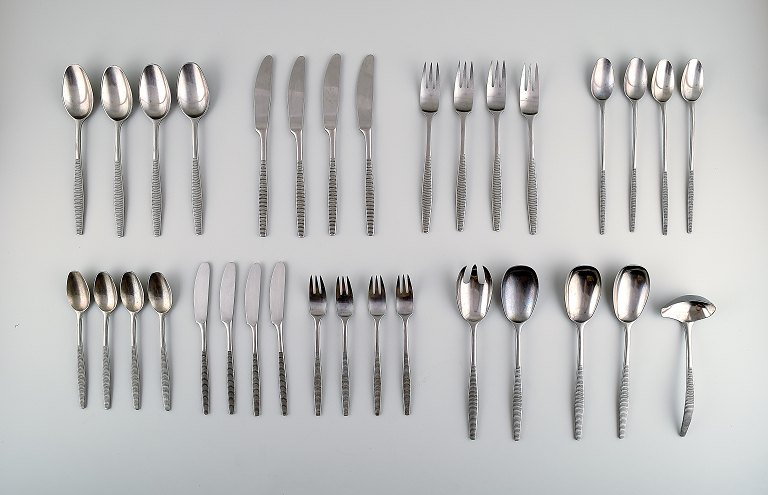 Jens Quistgaard "Variation VI" complete 4-person cutlery of hand-forged 
stainless steel. A total of 33 pieces.