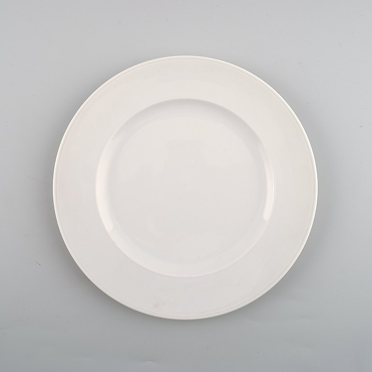 Rosenthal, 16 tallerkener i hvidt porcelæn.
