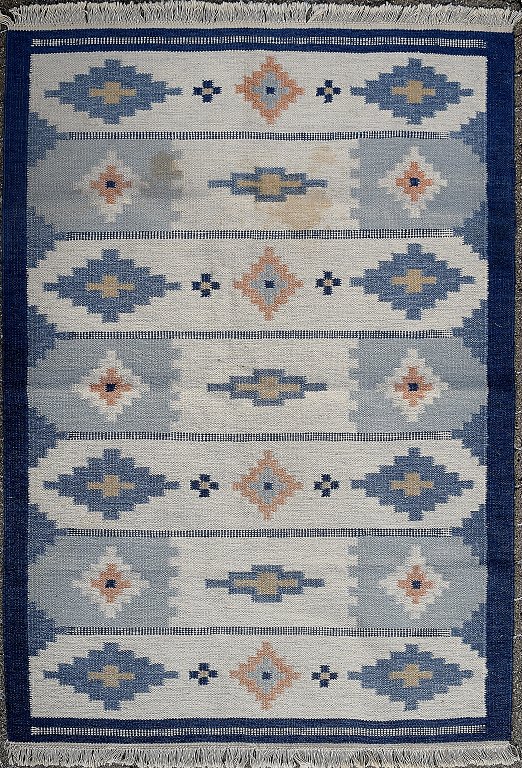 Rölakan carpet with geometric pattern in shades of blue.
