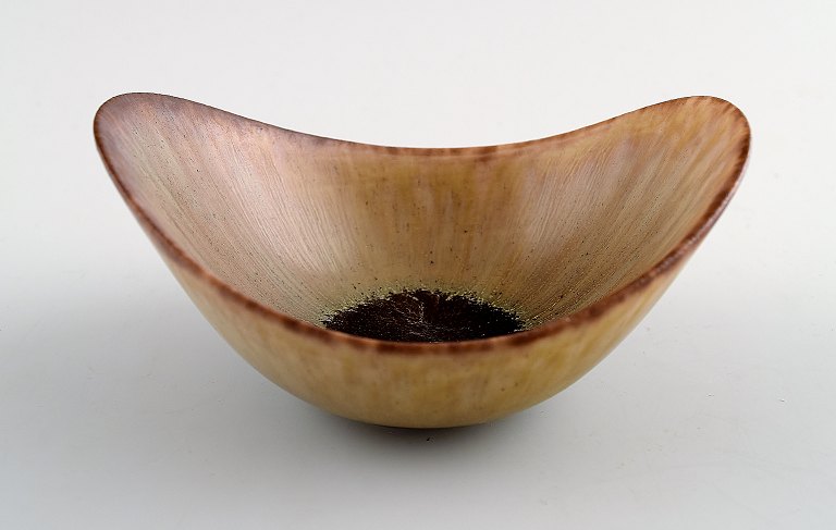 Rörstrand, Sweden, Gunnar Nylund ceramic bowl.
