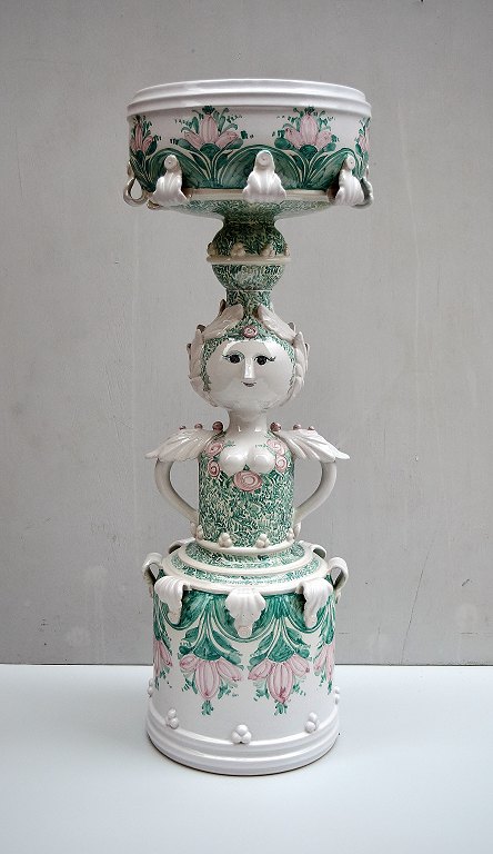 Kolossal Bjørn Wiinblad opsats af keramik i form af kvinde, dekoreret med grøn 
og lyserød glasur.