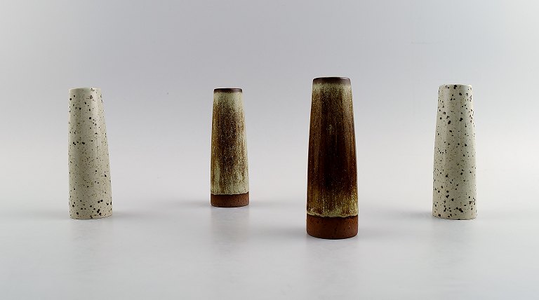Per Linnemann-Schmidt for Palshus f. København 1912, d. 1999.
Fire vaser af stentøj dekoreret med spættede glasurer i grå og grønbrune 
nuancer.