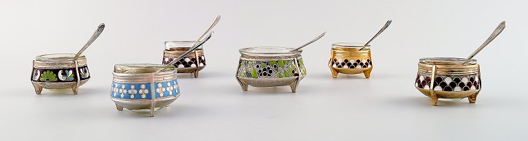 6 Russian salt cellars with enamel works in various colors, glass insert, with 
Russian salt spoon in silver approximately 1900.
