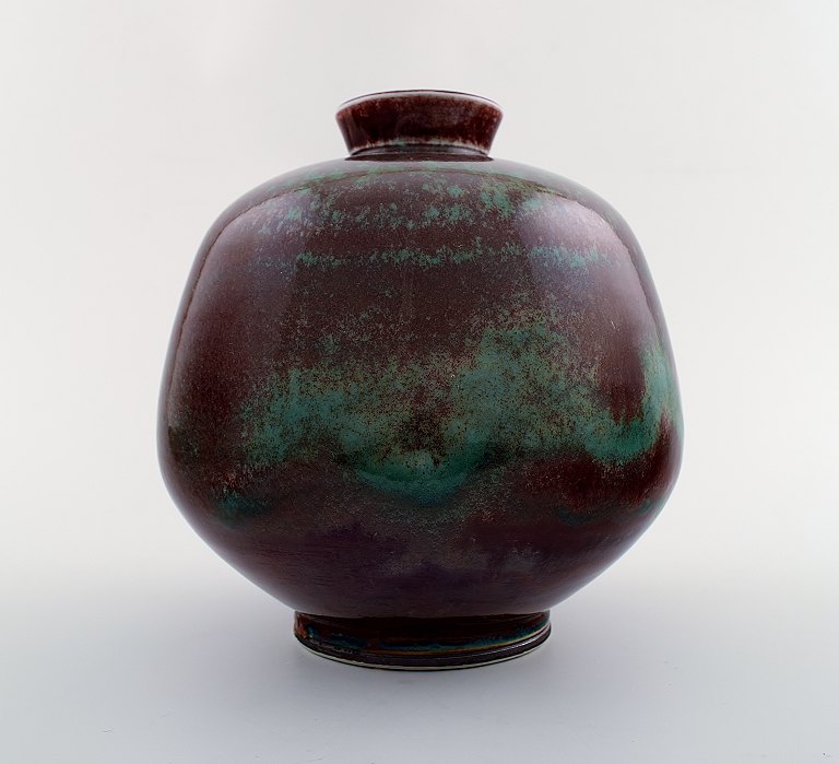 Large Berndt Friberg Studio pottery vase.
Unique, handmade.