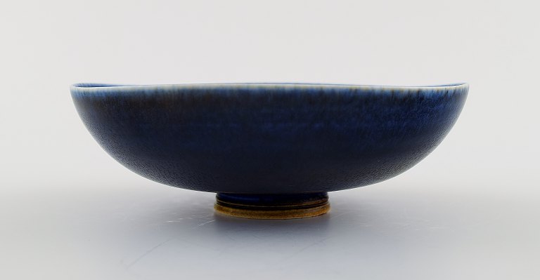 Berndt Friberg (1899-1981), Gustavsberg Studio.
Art pottery Bowl, glaze in dark blue shades.