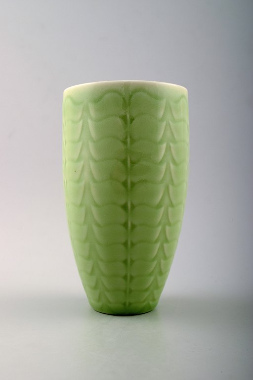 GUN VON WITTROCK for RØRSTRAND, dansk keramiker, midt 1900-tallet. Vase i 
lysegrøn glasur.