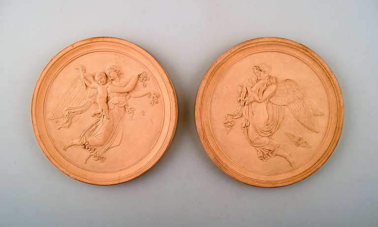 P. Ipsens Enke.
2 Plaketter/platter af brændt ler/terracotta.