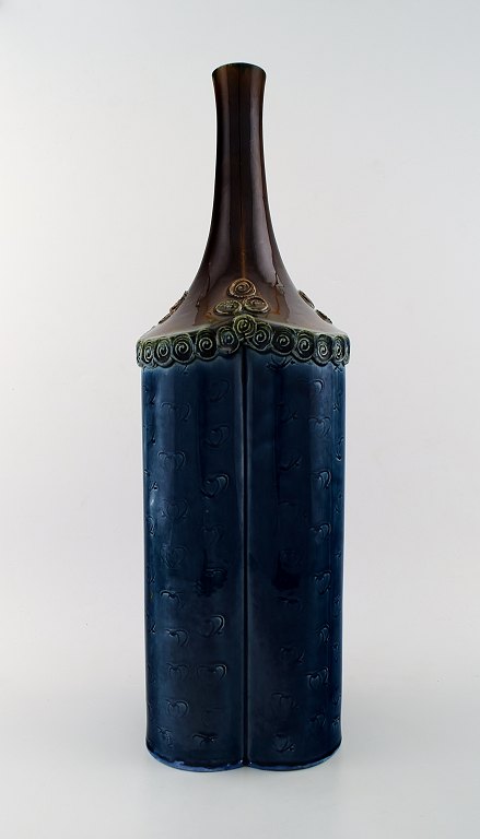 Stor Rosenthal , Bjørn Wiinblad stor keramikvase, dekoreret i blåt og brunt. 
