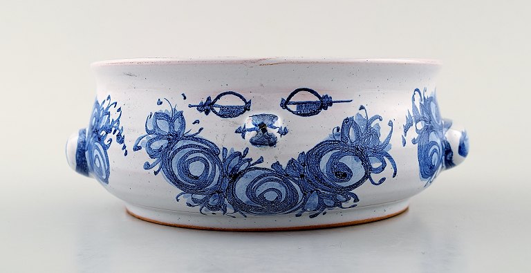 Bjørn Wiinblad unika keramik urtepotteskjuler, blå glasur.
Måler: 16 cm. x 6 cm. Modelnummer : V 70.