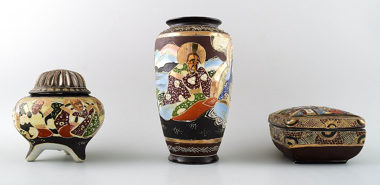 Satsuma: 3 pieces, vase, lidded box and an incense burner.
Decorated with figures on gold.