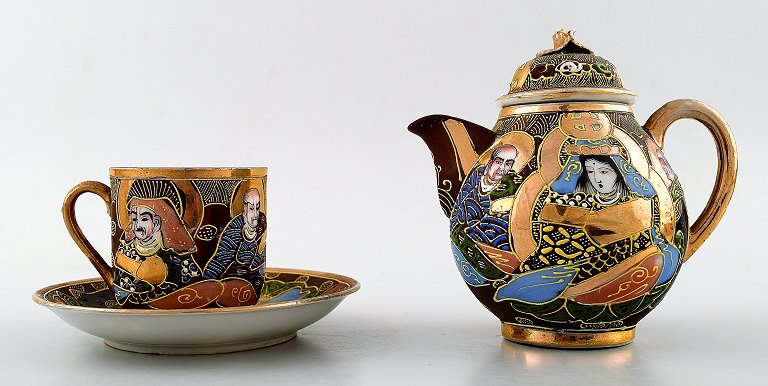 Satsuma egoist tea set. Decorated with people on gold.
